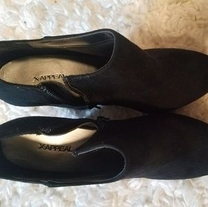 Size 7.5 Women's wedged bootie